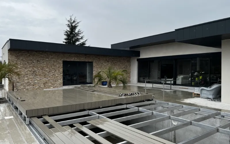 Maison contemporaine Milo facade en travaux de terrasse bois et façade blanche en Haute-Garonne