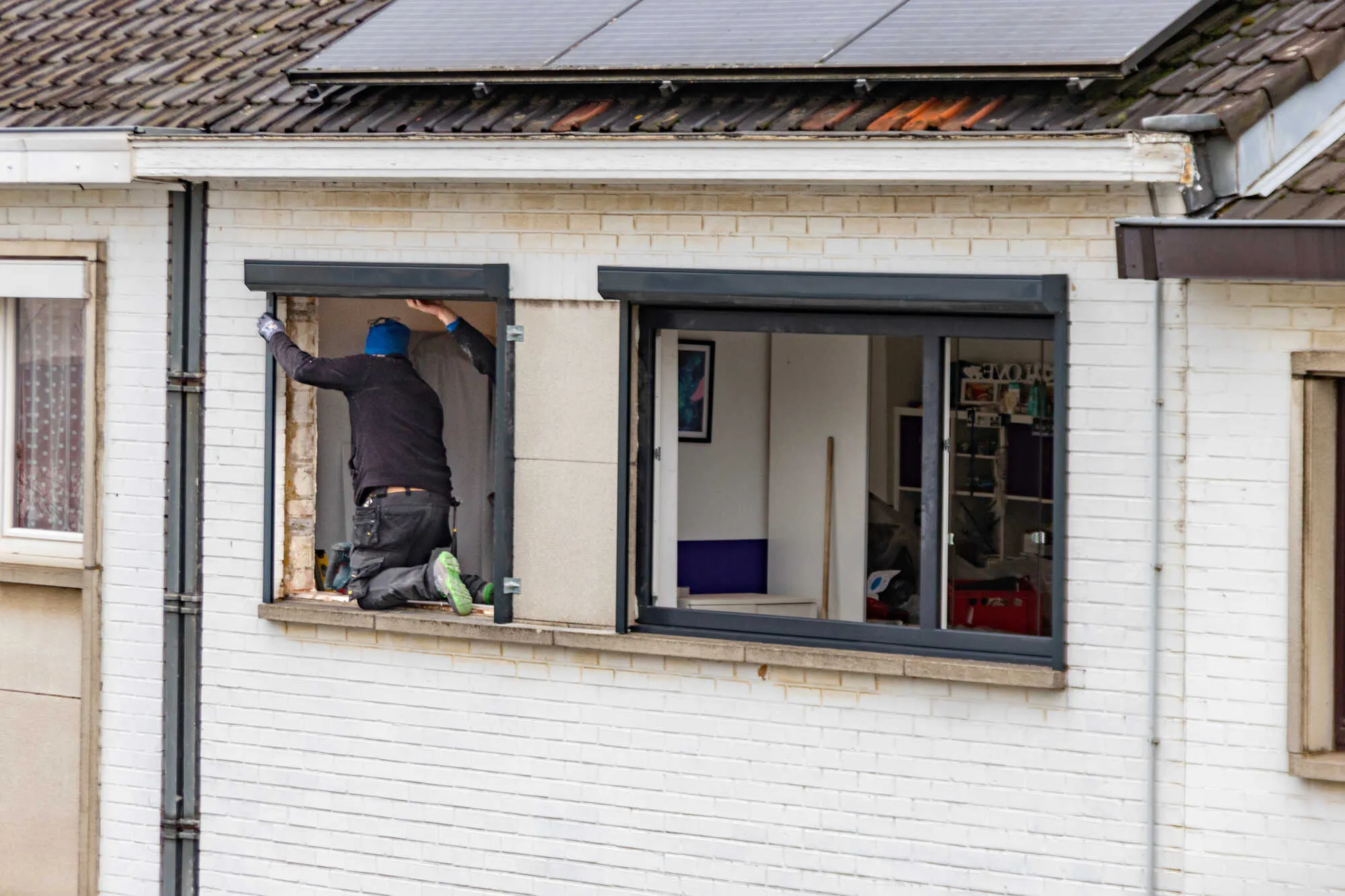 Ouvrier posant une fenêtre en rénovation de façade avec Milo facade en Haute-Garonne