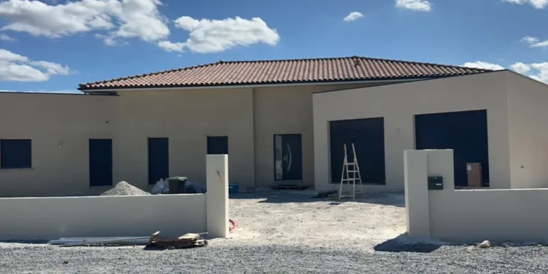 Maison neuve méditerranéenne en chantier par Milo facade en Haute-Garonne, façade beige et toit tuiles rouges