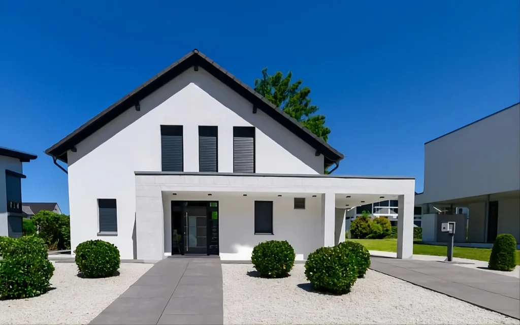Maison moderne rénovée par Milo facade en Haute-Garonne, façade blanche épurée et jardin minimaliste