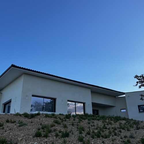 Maison contemporaine isolée par l’extérieur par Milo facade en Haute-Garonne, façade claire et grandes baies vitrées