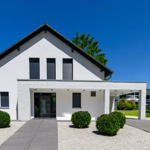 Façade moderne rénovée par Milo facade, maison contemporaine lumineuse en Haute-Garonne avec jardin minimaliste
