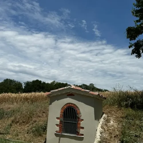 Petite niche en maçonnerie rurale rénovée par Milo facade en Haute-Garonne sous ciel nuageux
