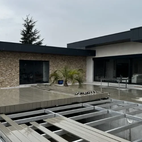 Maison contemporaine Milo facade en travaux de terrasse bois et façade blanche en Haute-Garonne