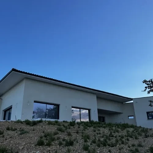 Maison moderne isolée par l’extérieur avec Milo facade en Haute-Garonne sous un ciel bleu serein