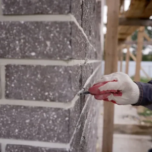 Rejointoiement soigné de mur en briques par Milo facade sur chantier extérieur en Haute-Garonne