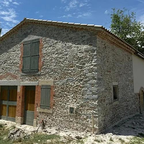 Rénovation par Milo facade d’une bâtisse en pierre au calme d’un village rural en Haute-Garonne
